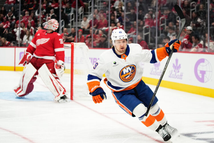Islanders beat Red Wings 5